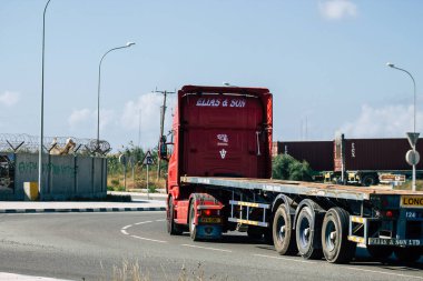 Kıbrıs Rum Kesimi 3 Haziran 2020 Kıbrıs Rum Kesimi 'nde Limasol limanı yakınlarında bir kamyonun görüntüsü