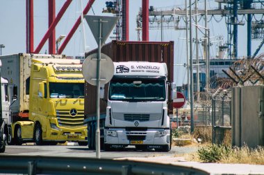 Kıbrıs Rum Kesimi 3 Haziran 2020 Kıbrıs Rum Kesimi 'nde Limasol limanı yakınlarında bir kamyonun görüntüsü