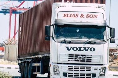 Kıbrıs Rum Kesimi 3 Haziran 2020 Kıbrıs Rum Kesimi 'nde Limasol limanı yakınlarında bir kamyonun görüntüsü