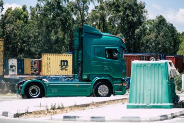 Kıbrıs Rum Kesimi 3 Haziran 2020 Kıbrıs Rum Kesimi 'nde Limasol limanı yakınlarında bir kamyonun görüntüsü