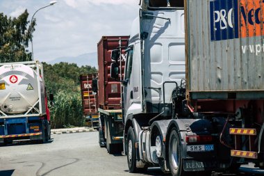 Kıbrıs Rum Kesimi 3 Haziran 2020 Kıbrıs Rum Kesimi 'nde Limasol limanı yakınlarında bir kamyonun görüntüsü