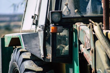 Limasol Kıbrıs 3 Haziran 2020 Limasol 'da bir inşaat sahasında park etmiş eski bir JCB buldozerinin görüntüsü