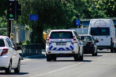 Kıbrıs Rum Kesimi 3 Haziran 2020 'de Kıbrıs Rum Kesimi' nin Limasol adasındaki caddelerde yürüyen geleneksel bir Kıbrıs polis aracının görüntüsü