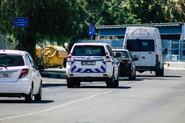 Kıbrıs Rum Kesimi 3 Haziran 2020 'de Kıbrıs Rum Kesimi' nin Limasol adasındaki caddelerde yürüyen geleneksel bir Kıbrıs polis aracının görüntüsü