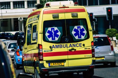 Limasol Kıbrıs Rum Kesimi 3 Haziran 2020 Kıbrıs Rum Kesimi 'nin Kıbrıs Rum Kesimi' ndeki Limasol adasının sokaklarında yürüyen geleneksel Kıbrıs ambulansı görülüyor