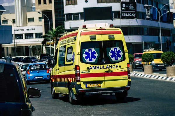 Limassol Cypern Juni 2020 Visa Traditionell Cypriotisk Ambulans Rullande Gatorna — Stockfoto