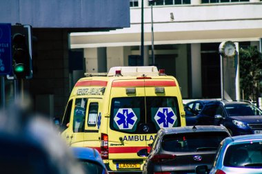 Limasol Kıbrıs Rum Kesimi 3 Haziran 2020 Kıbrıs Rum Kesimi 'nin Kıbrıs Rum Kesimi' ndeki Limasol adasının sokaklarında yürüyen geleneksel Kıbrıs ambulansı görülüyor