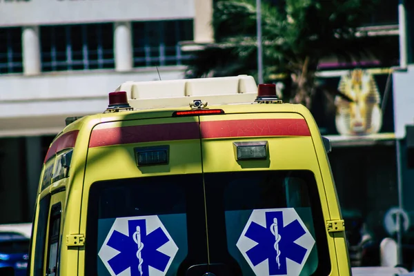 2020年6月3日 塞浦路斯利马索尔看到一辆传统的塞浦路斯救护车在塞浦路斯利马索尔大街上行驶 — 图库照片
