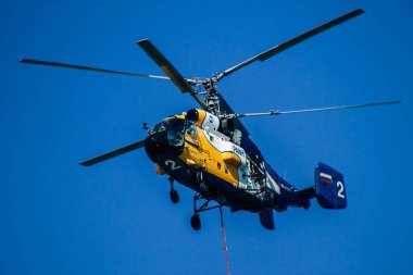 Kıbrıs Rum Kesimi 4 Haziran 2020 'de Kıbrıs Rum Kesimi' nin Limasol kenti yakınlarındaki bir yangına müdahale eden deniz üzerindeki bir su bombardıman helikopteri görüntüsü