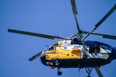 Kıbrıs Rum Kesimi 4 Haziran 2020 'de Kıbrıs Rum Kesimi' nin Limasol kenti yakınlarındaki bir yangına müdahale eden deniz üzerindeki bir su bombardıman helikopteri görüntüsü