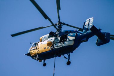 Kıbrıs Rum Kesimi 4 Haziran 2020 'de Kıbrıs Rum Kesimi' nin Limasol kenti yakınlarındaki bir yangına müdahale eden deniz üzerindeki bir su bombardıman helikopteri görüntüsü