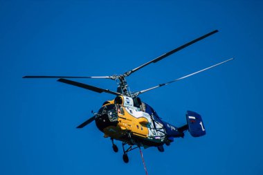 Kıbrıs Rum Kesimi 4 Haziran 2020 'de Kıbrıs Rum Kesimi' nin Limasol kenti yakınlarındaki bir yangına müdahale eden deniz üzerindeki bir su bombardıman helikopteri görüntüsü