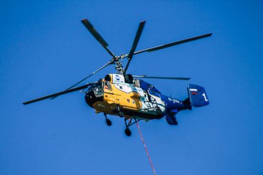 Kıbrıs Rum Kesimi 4 Haziran 2020 'de Kıbrıs Rum Kesimi' nin Limasol kenti yakınlarındaki bir yangına müdahale eden deniz üzerindeki bir su bombardıman helikopteri görüntüsü