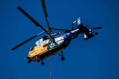 Kıbrıs Rum Kesimi 4 Haziran 2020 'de Kıbrıs Rum Kesimi' nin Limasol kenti yakınlarındaki bir yangına müdahale eden deniz üzerindeki bir su bombardıman helikopteri görüntüsü