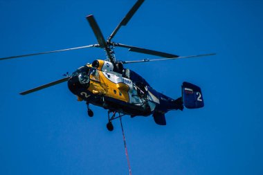 Kıbrıs Rum Kesimi 4 Haziran 2020 'de Kıbrıs Rum Kesimi' nin Limasol kenti yakınlarındaki bir yangına müdahale eden deniz üzerindeki bir su bombardıman helikopteri görüntüsü