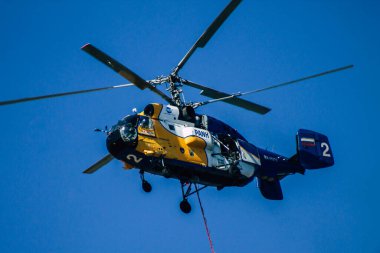 Kıbrıs Rum Kesimi 4 Haziran 2020 'de Kıbrıs Rum Kesimi' nin Limasol kenti yakınlarındaki bir yangına müdahale eden deniz üzerindeki bir su bombardıman helikopteri görüntüsü