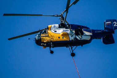 Kıbrıs Rum Kesimi 4 Haziran 2020 'de Kıbrıs Rum Kesimi' nin Limasol kenti yakınlarındaki bir yangına müdahale eden deniz üzerindeki bir su bombardıman helikopteri görüntüsü