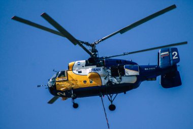 Kıbrıs Rum Kesimi 4 Haziran 2020 'de Kıbrıs Rum Kesimi' nin Limasol kenti yakınlarındaki bir yangına müdahale eden deniz üzerindeki bir su bombardıman helikopteri görüntüsü
