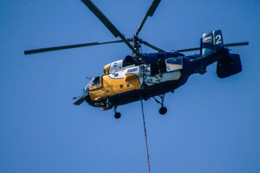 Kıbrıs Rum Kesimi 4 Haziran 2020 'de Kıbrıs Rum Kesimi' nin Limasol kenti yakınlarındaki bir yangına müdahale eden deniz üzerindeki bir su bombardıman helikopteri görüntüsü