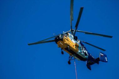 Kıbrıs Rum Kesimi 4 Haziran 2020 'de Kıbrıs Rum Kesimi' nin Limasol kenti yakınlarındaki bir yangına müdahale eden deniz üzerindeki bir su bombardıman helikopteri görüntüsü