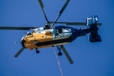 Kıbrıs Rum Kesimi 4 Haziran 2020 'de Kıbrıs Rum Kesimi' nin Limasol kenti yakınlarındaki bir yangına müdahale eden deniz üzerindeki bir su bombardıman helikopteri görüntüsü