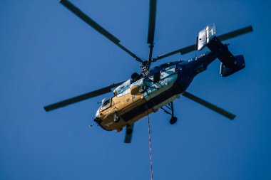 Kıbrıs Rum Kesimi 4 Haziran 2020 'de Kıbrıs Rum Kesimi' nin Limasol kenti yakınlarındaki bir yangına müdahale eden deniz üzerindeki bir su bombardıman helikopteri görüntüsü