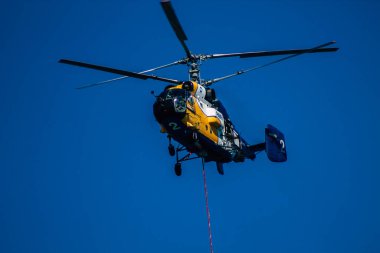 Kıbrıs Rum Kesimi 4 Haziran 2020 'de Kıbrıs Rum Kesimi' nin Limasol kenti yakınlarındaki bir yangına müdahale eden deniz üzerindeki bir su bombardıman helikopteri görüntüsü