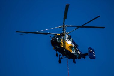 Kıbrıs Rum Kesimi 4 Haziran 2020 'de Kıbrıs Rum Kesimi' nin Limasol kenti yakınlarındaki bir yangına müdahale eden deniz üzerindeki bir su bombardıman helikopteri görüntüsü