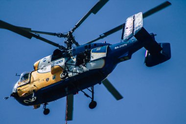 Kıbrıs Rum Kesimi 4 Haziran 2020 'de Kıbrıs Rum Kesimi' nin Limasol kenti yakınlarındaki bir yangına müdahale eden deniz üzerindeki bir su bombardıman helikopteri görüntüsü