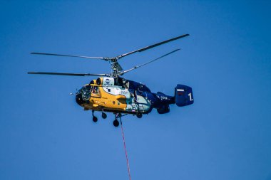 Kıbrıs Rum Kesimi 4 Haziran 2020 'de Kıbrıs Rum Kesimi' nin Limasol kenti yakınlarındaki bir yangına müdahale eden deniz üzerindeki bir su bombardıman helikopteri görüntüsü