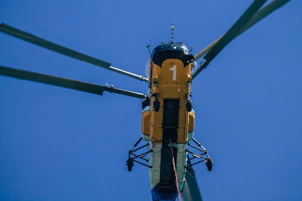 리마솔 사이프러스 2020 리마솔 근처에서 화재로 물보라 헬리콥터의 — 스톡 사진