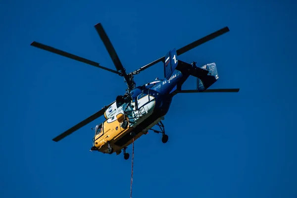 Limassol Cyprus Juni 2020 Zicht Een Helikopter Met Waterbommen Boven — Stockfoto