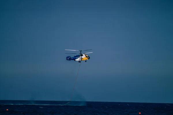 Limassol Kypr Června 2020 Pohled Vodní Bombardovací Vrtulník Nad Mořem — Stock fotografie