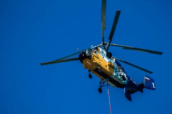 Limassol Cyprus Juni 2020 Zicht Een Helikopter Met Waterbommen Boven — Stockfoto