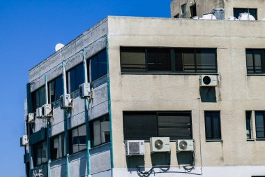 Kıbrıs Rum Kesimi, 4 Haziran 2020 'de Kıbrıs Rum Kesimi' nin Limasol kentinin tam göbeğindeki sahil caddesinde bulunan modern bir binanın cephesine baktı.