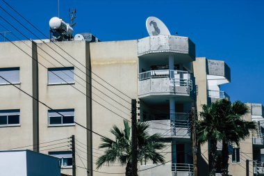Kıbrıs Rum Kesimi, 4 Haziran 2020 'de Kıbrıs Rum Kesimi' nin Limasol kentinin tam göbeğindeki sahil caddesinde bulunan modern bir binanın cephesine baktı.