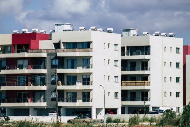 Kıbrıs Rum Kesimi, 4 Haziran 2020 'de Kıbrıs Rum Kesimi' nin Limasol kentinin tam göbeğindeki sahil caddesinde bulunan modern bir binanın cephesine baktı.