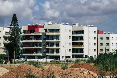 Kıbrıs Rum Kesimi, 4 Haziran 2020 'de Kıbrıs Rum Kesimi' nin Limasol kentinin tam göbeğindeki sahil caddesinde bulunan modern bir binanın cephesine baktı.