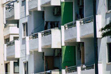 Kıbrıs Rum Kesimi, 4 Haziran 2020 'de Kıbrıs Rum Kesimi' nin Limasol kentinin tam göbeğindeki sahil caddesinde bulunan modern bir binanın cephesine baktı.