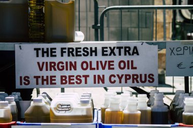 Kıbrıs Rum Kesimi, 06 Haziran 2020 Kıbrıs Rum Kesimi 'ndeki Limasol pazarında satılan taze ekstra bakire zeytinyağı manzarası