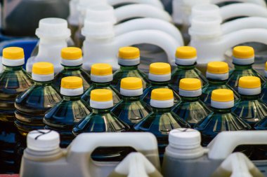 Kıbrıs Rum Kesimi, 06 Haziran 2020 Kıbrıs Rum Kesimi 'ndeki Limasol pazarında satılan taze ekstra bakire zeytinyağı manzarası