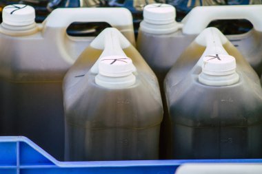 Kıbrıs Rum Kesimi, 06 Haziran 2020 Kıbrıs Rum Kesimi 'ndeki Limasol pazarında satılan taze ekstra bakire zeytinyağı manzarası