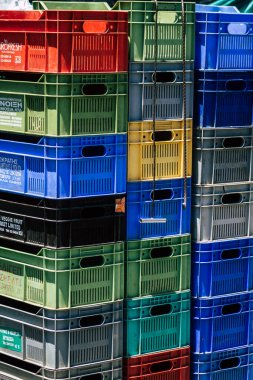 Limasol Kıbrıs Rum Kesimi 06 Haziran 2020 Sabahleyin Limasol pazarında satılan sebzeleri içeren çeşitli kutuların görüntüsü