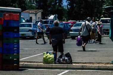 Limasol Kıbrıs Rum Kesimi 06 Haziran 2020 Sabahleyin Limasol pazarından alışveriş yapan kimliği belirsiz bir kişi görülüyor