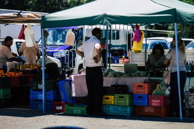 Limasol Kıbrıs Rum Kesimi 06 Haziran 2020 Sabahleyin Limasol pazarından alışveriş yapan kimliği belirsiz bir kişi görülüyor