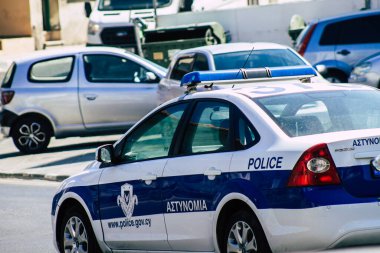 Kıbrıs Rum Kesimi 6 Haziran 2020 'de Kıbrıs Rum Kesimi' nin Limasol adasının sokaklarında yürüyen geleneksel bir Kıbrıs polis aracının görüntüsü