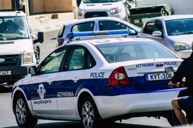 Kıbrıs Rum Kesimi 6 Haziran 2020 'de Kıbrıs Rum Kesimi' nin Limasol adasının sokaklarında yürüyen geleneksel bir Kıbrıs polis aracının görüntüsü