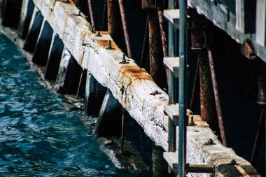 Limasol Kıbrıs 7 Haziran 2020 'de yenilenmiş ahşap iskele uzantıları insanların öğleden sonra Limasol gezinti güvertesinde deniz üzerinde yürümelerine olanak sağlıyor.