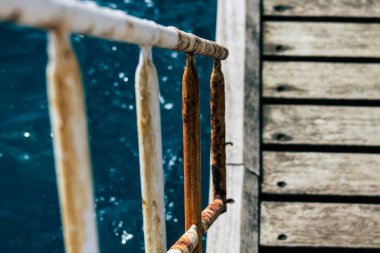 Limasol Kıbrıs 7 Haziran 2020 'de yenilenmiş ahşap iskele uzantıları insanların öğleden sonra Limasol gezinti güvertesinde deniz üzerinde yürümelerine olanak sağlıyor.