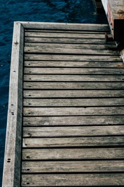 Limasol Kıbrıs 7 Haziran 2020 'de yenilenmiş ahşap iskele uzantıları insanların öğleden sonra Limasol gezinti güvertesinde deniz üzerinde yürümelerine olanak sağlıyor.